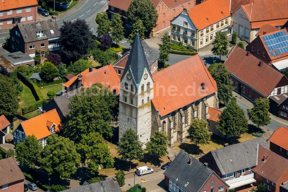 Luftaufnahme Hoetmar - Kirchengebäude der katholischen Kirche Sankt Lambertus in Hoetmar im Bundesland Nordrhein-Westfalen, Deutschland