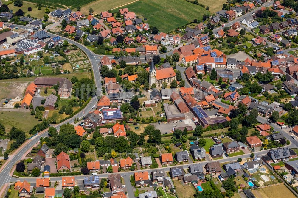 Hoetmar von oben - Kirchengebäude der katholischen Kirche Sankt Lambertus in Hoetmar im Bundesland Nordrhein-Westfalen, Deutschland