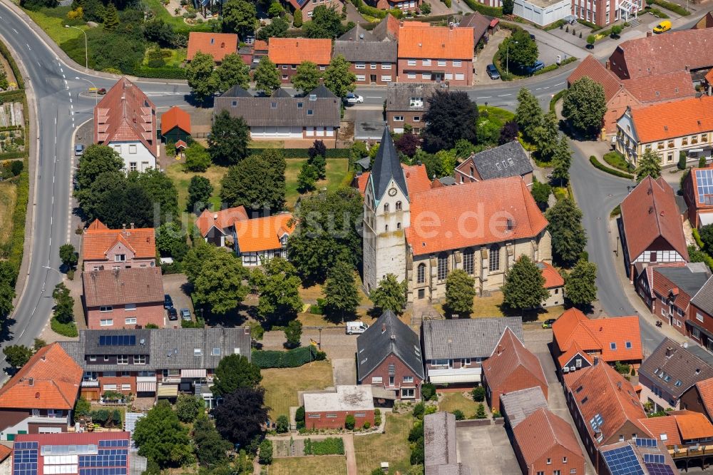 Hoetmar aus der Vogelperspektive: Kirchengebäude der katholischen Kirche Sankt Lambertus in Hoetmar im Bundesland Nordrhein-Westfalen, Deutschland