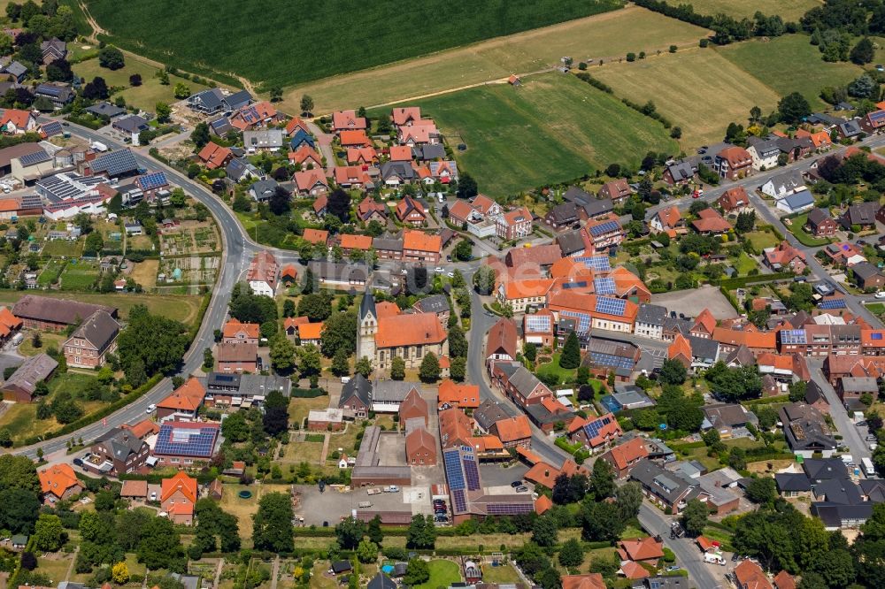 Luftbild Hoetmar - Kirchengebäude der katholischen Kirche Sankt Lambertus in Hoetmar im Bundesland Nordrhein-Westfalen, Deutschland