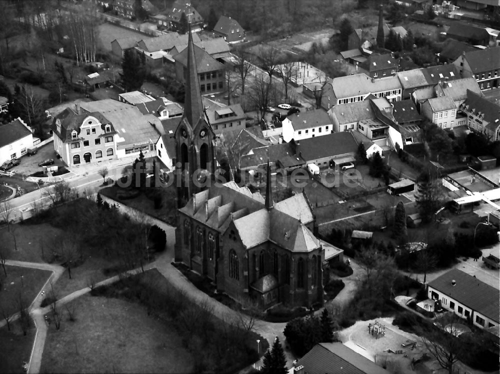 Luftaufnahme Rheurdt - Kirchengebäude der katholischen Kirche Sankt Nikolaus in Rheurdt im Bundesland Nordrhein-Westfalen, Deutschland