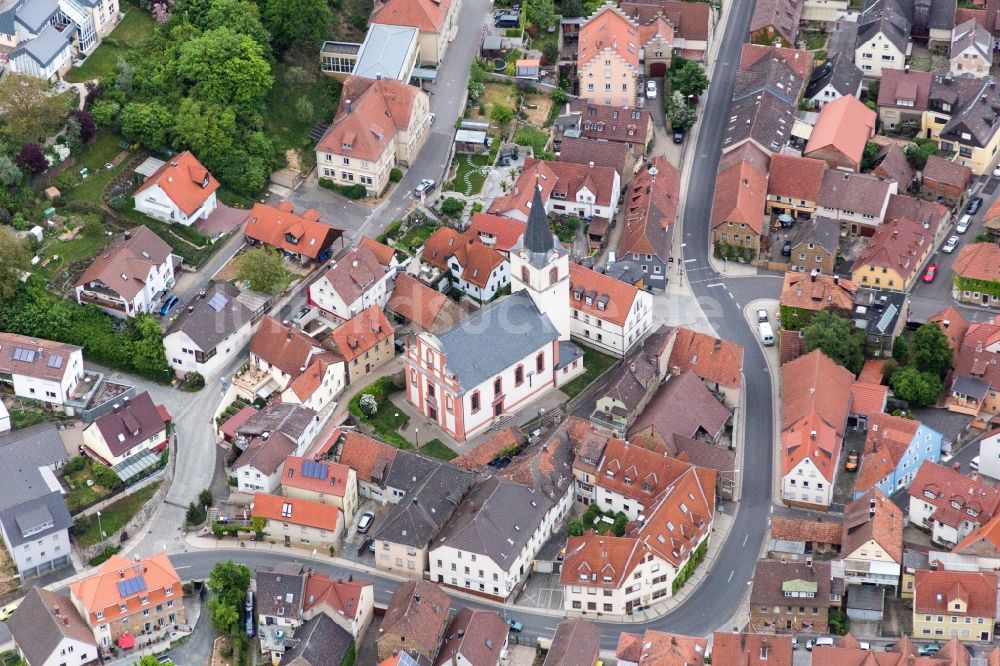 Schonungen von oben - Kirchengebäude der katholischen Kirche in Schonungen im Bundesland Bayern, Deutschland