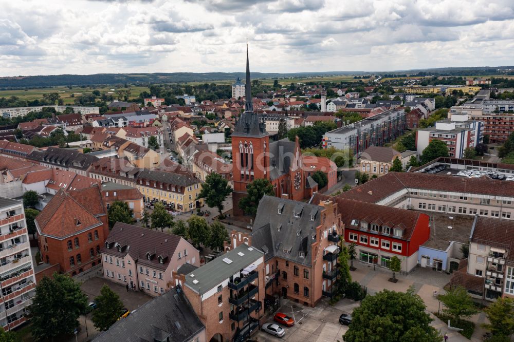 Schwedt/Oder von oben - Kirchengebäude der Katholischen Kirche in Schwedt/Oder im Bundesland Brandenburg, Deutschland