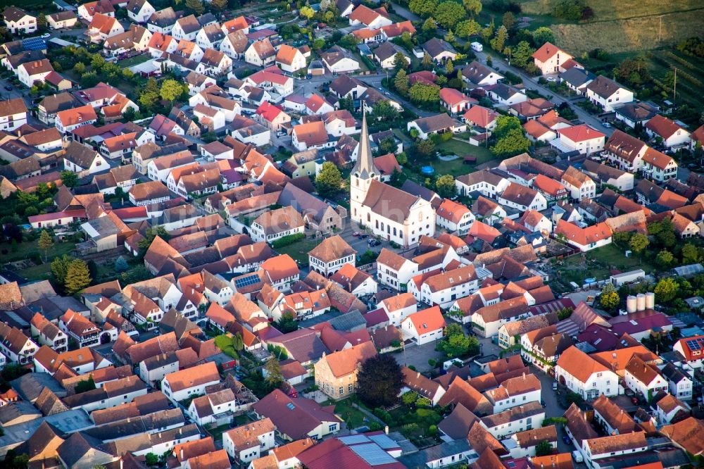 Venningen von oben - Kirchengebäude der Katholischen Kirche St.Georg in Venningen im Bundesland Rheinland-Pfalz, Deutschland