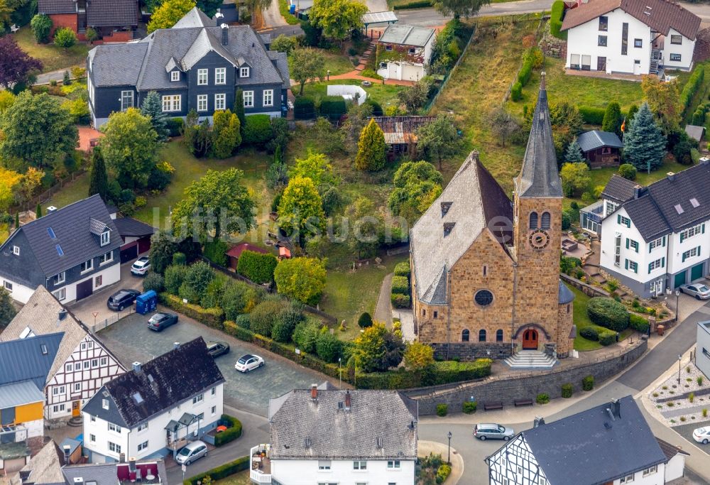 Wilnsdorf aus der Vogelperspektive: Kirchengebäude der katholischen Kirche in Wilnsdorf im Bundesland Nordrhein-Westfalen, Deutschland