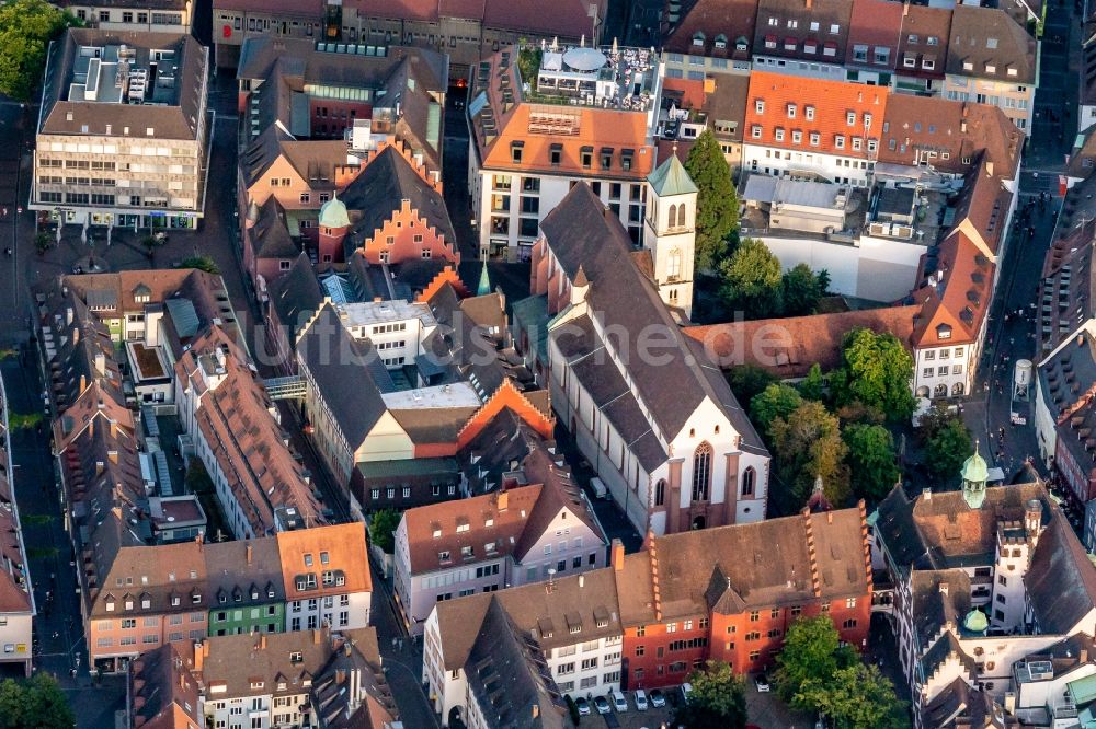 Luftaufnahme Freiburg im Breisgau - Kirchengebäude der katholischen Kirchengemeinde Freiburg Mitte in Freiburg im Breisgau im Bundesland Baden-Württemberg, Deutschland