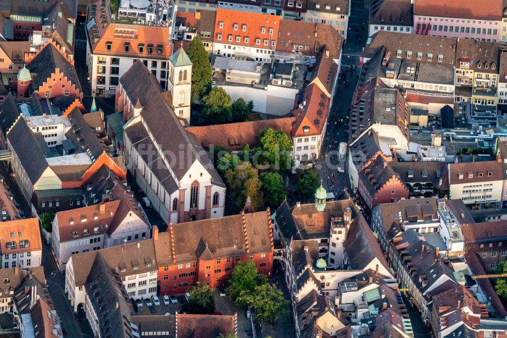 Freiburg im Breisgau aus der Vogelperspektive: Kirchengebäude der katholischen Kirchengemeinde Freiburg Mitte in Freiburg im Breisgau im Bundesland Baden-Württemberg, Deutschland