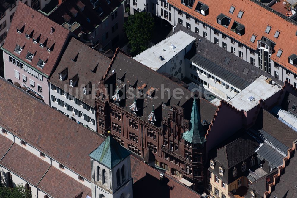 Luftbild Freiburg im Breisgau - Kirchengebäude der katholischen Kirchengemeinde Freiburg Mitte in Freiburg im Breisgau im Bundesland Baden-Württemberg, Deutschland