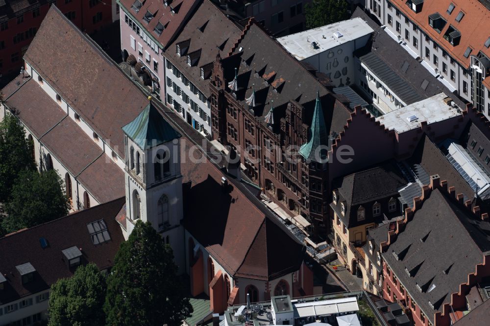 Luftaufnahme Freiburg im Breisgau - Kirchengebäude der katholischen Kirchengemeinde Freiburg Mitte in Freiburg im Breisgau im Bundesland Baden-Württemberg, Deutschland