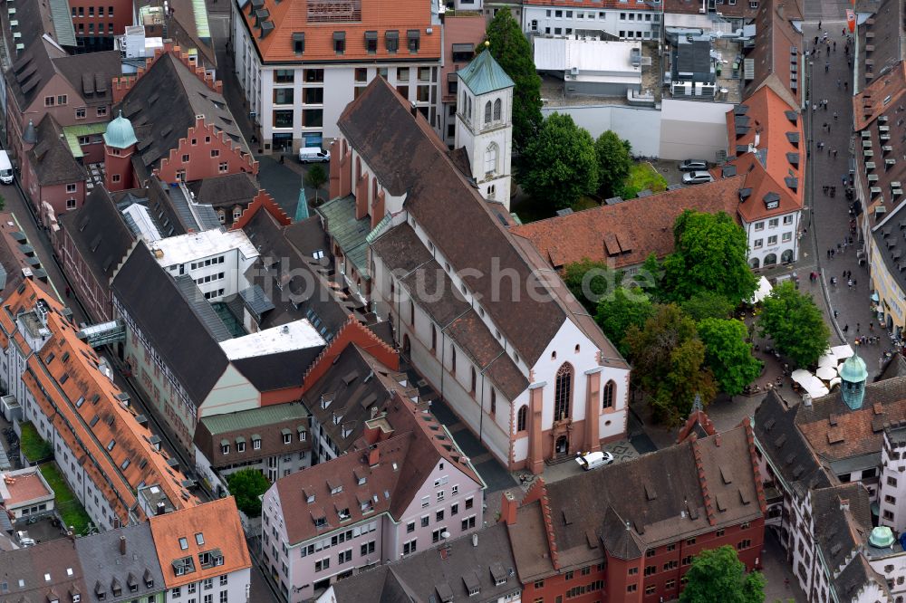 Freiburg im Breisgau aus der Vogelperspektive: Kirchengebäude der katholischen Kirchengemeinde Freiburg Mitte in Freiburg im Breisgau im Bundesland Baden-Württemberg, Deutschland