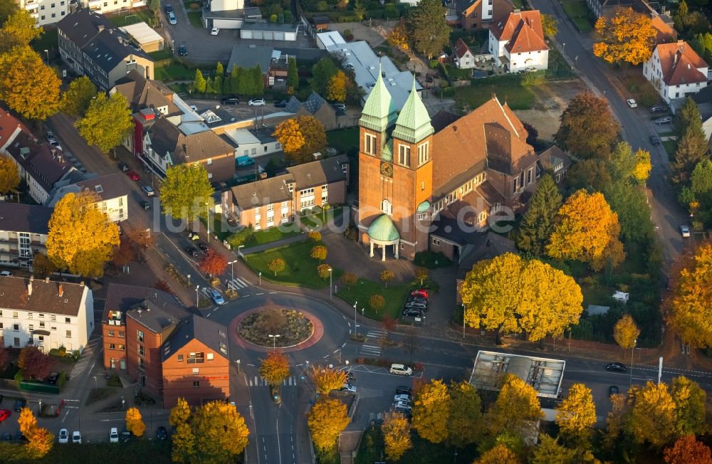 Luftaufnahme Gladbeck - Kirchengebäude der Katholischen Kirchengemeinde Herz-Jesu am Kardinal-Hengsbach-Platz im herbstlichen Gladbeck im Bundesland Nordrhein-Westfalen