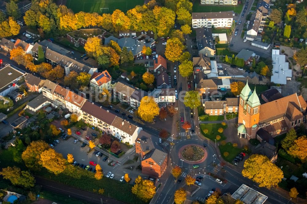 Gladbeck von oben - Kirchengebäude der Katholischen Kirchengemeinde Herz-Jesu am Kardinal-Hengsbach-Platz im herbstlichen Gladbeck im Bundesland Nordrhein-Westfalen