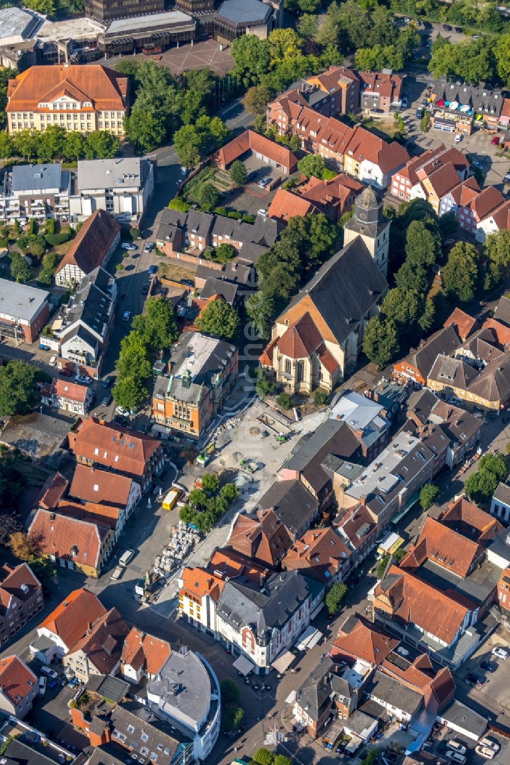 Luftbild Ahlen - Kirchengebäude der katholischen Kirchengemeinde Sankt Bartholomäus im Altstadt- Zentrum in Ahlen im Bundesland Nordrhein-Westfalen, Deutschland