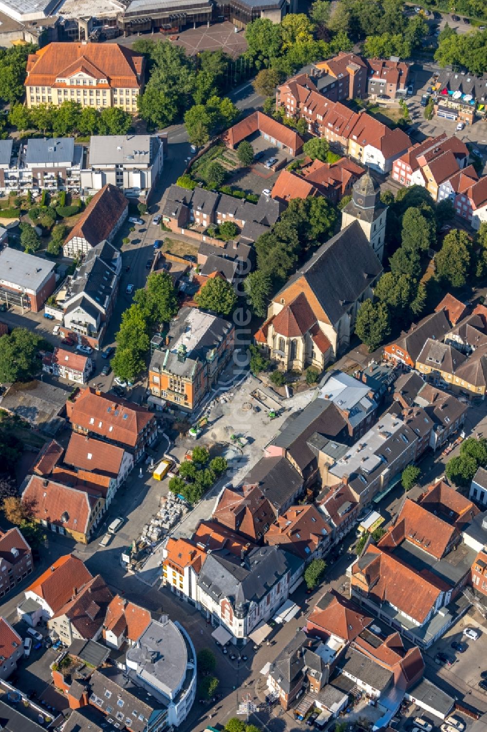 Luftaufnahme Ahlen - Kirchengebäude der katholischen Kirchengemeinde Sankt Bartholomäus im Altstadt- Zentrum in Ahlen im Bundesland Nordrhein-Westfalen, Deutschland