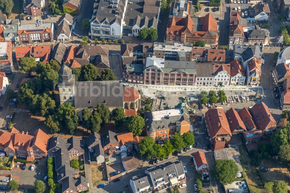 Ahlen von oben - Kirchengebäude der katholischen Kirchengemeinde Sankt Bartholomäus im Altstadt- Zentrum in Ahlen im Bundesland Nordrhein-Westfalen, Deutschland