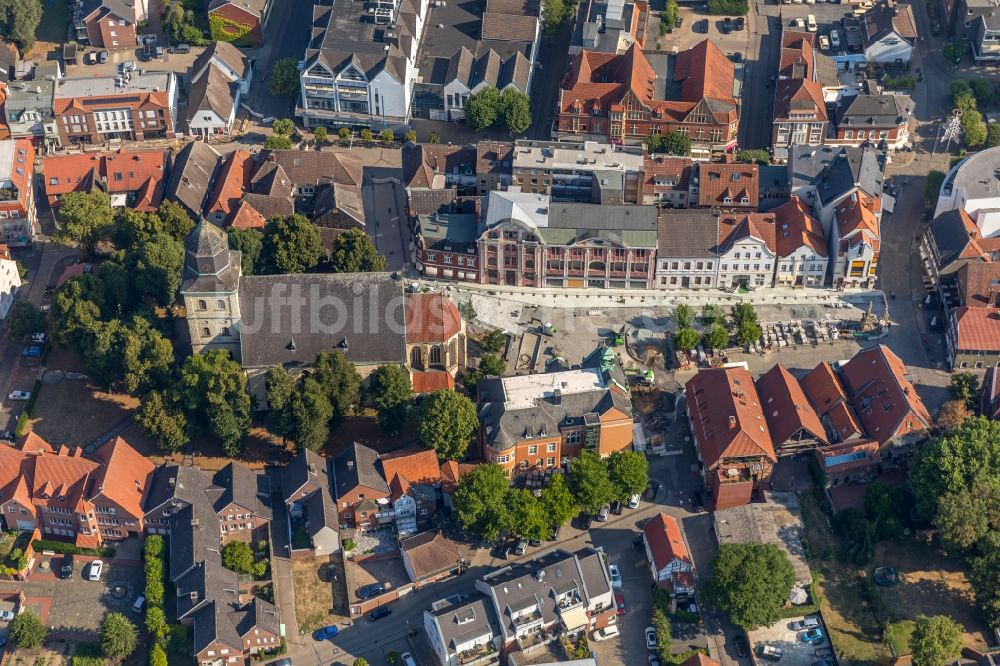 Ahlen aus der Vogelperspektive: Kirchengebäude der katholischen Kirchengemeinde Sankt Bartholomäus im Altstadt- Zentrum in Ahlen im Bundesland Nordrhein-Westfalen, Deutschland