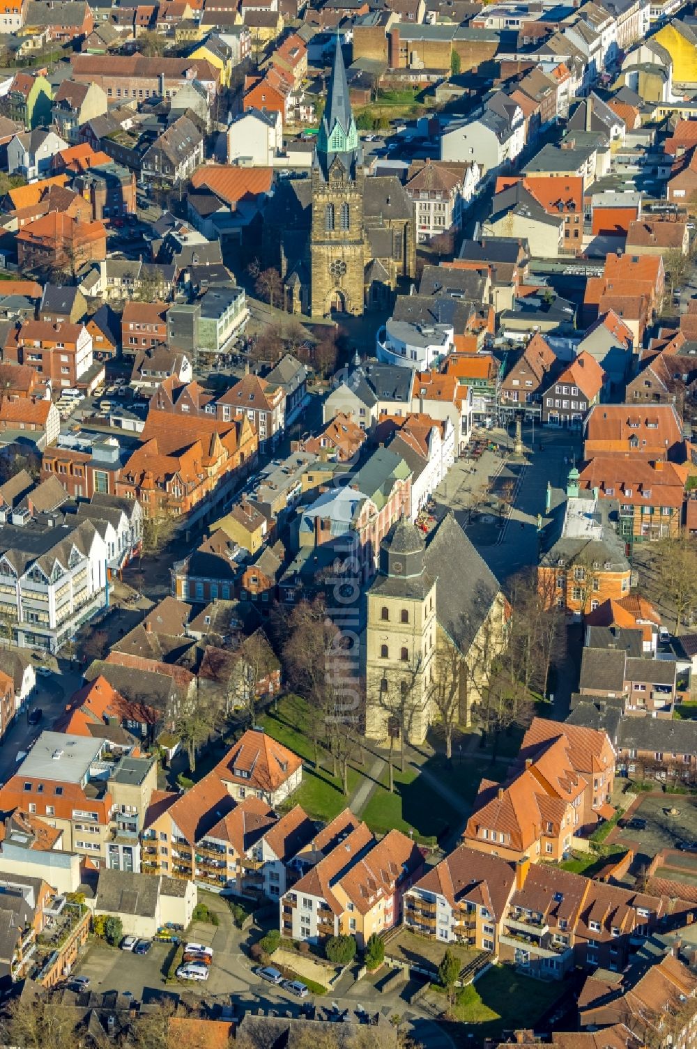 Ahlen von oben - Kirchengebäude der katholischen Kirchengemeinde Sankt Bartholomäus im Altstadt- Zentrum in Ahlen im Bundesland Nordrhein-Westfalen, Deutschland