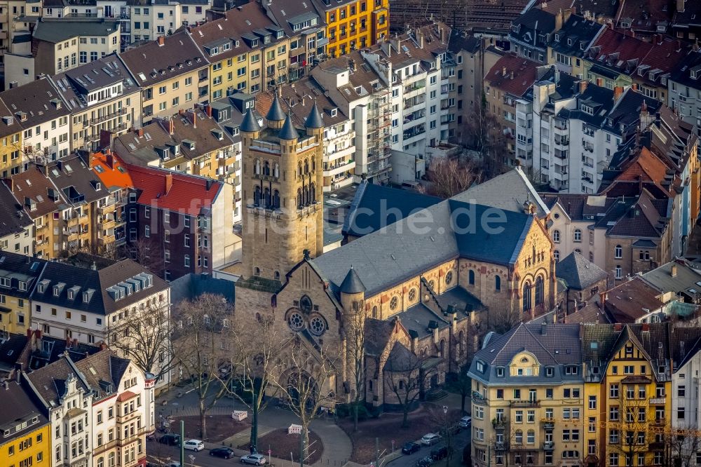 Luftbild Düsseldorf - Kirchengebäude der Katholischen Kirchengemeinde St.Antonius in einem Wohngebiet an der Helmholtzstraße in Düsseldorf im Bundesland Nordrhein-Westfalen