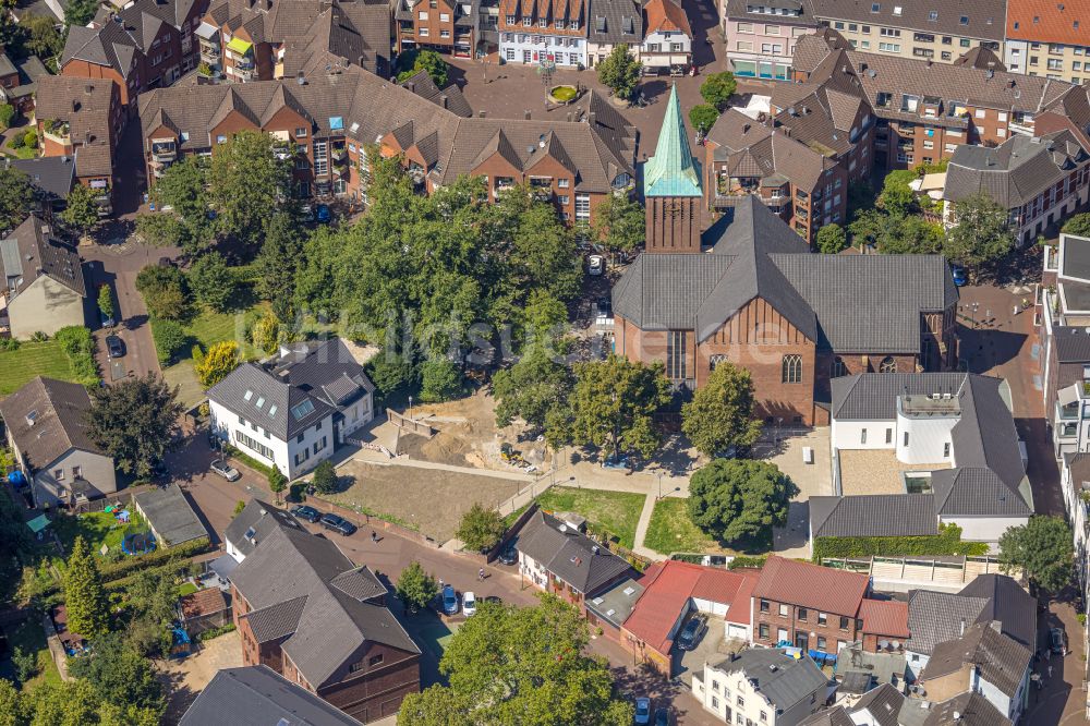 Dinslaken aus der Vogelperspektive: Kirchengebäude der Katholischen Kirchengemeinde St. Vincentius Dinslaken im Altstadt- Zentrum in Dinslaken im Bundesland Nordrhein-Westfalen - NRW, Deutschland