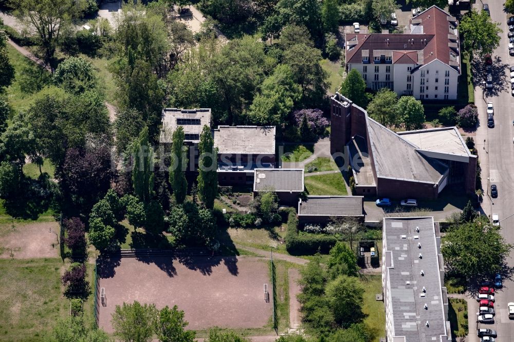 Berlin von oben - Kirchengebäude der katholischen Kirchengemeinde zum Guten Hirten in einem Wohngebiet an der Kurze Straße im Stadtteil Friedrichsfelde im Bezirk Lichtenberg in Berlin