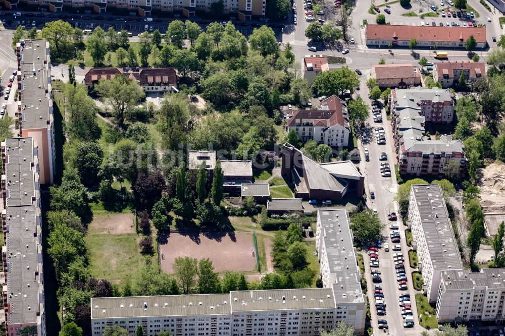 Berlin aus der Vogelperspektive: Kirchengebäude der katholischen Kirchengemeinde zum Guten Hirten in einem Wohngebiet an der Kurze Straße im Stadtteil Friedrichsfelde im Bezirk Lichtenberg in Berlin