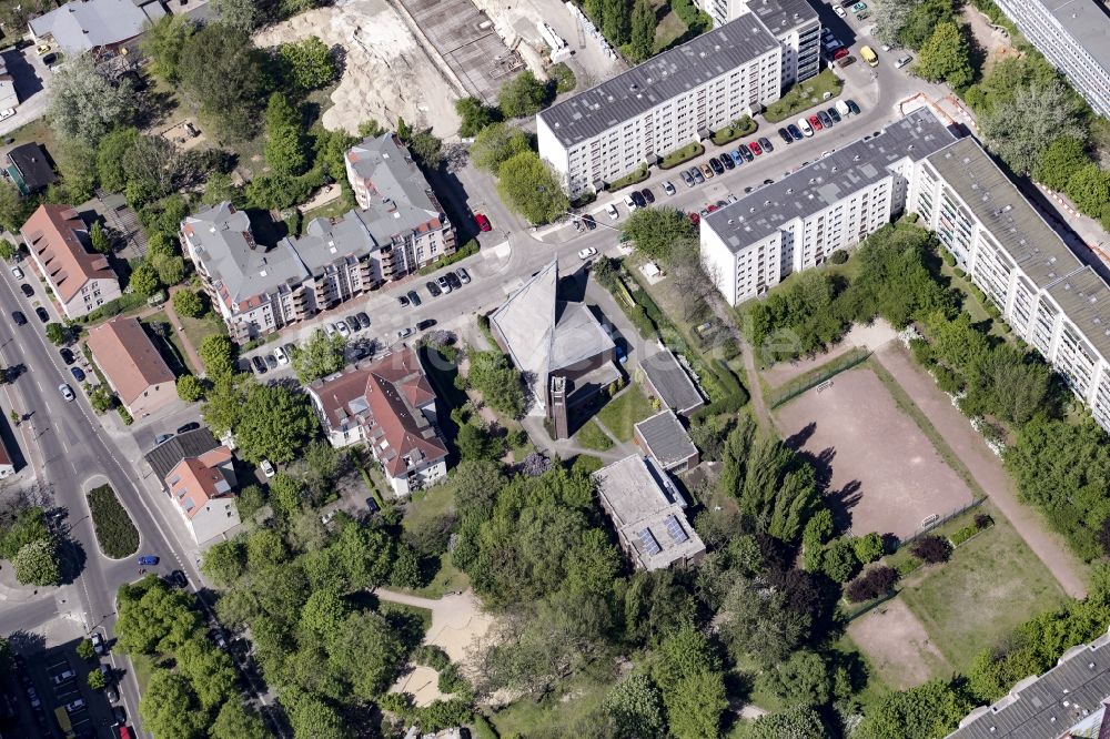 Luftbild Berlin - Kirchengebäude der katholischen Kirchengemeinde zum Guten Hirten in einem Wohngebiet an der Kurze Straße im Stadtteil Friedrichsfelde im Bezirk Lichtenberg in Berlin