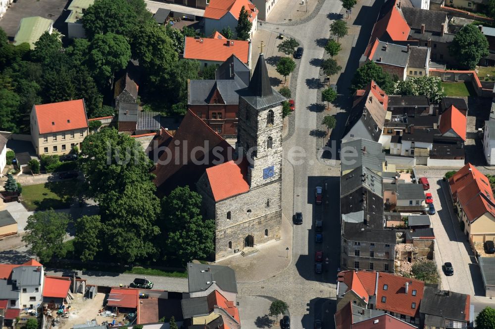 Luftbild Bernburg (Saale) - Kirchengebäude der katholischen St. Nicolai Kirche in Bernburg (Saale) im Bundesland Sachsen-Anhalt