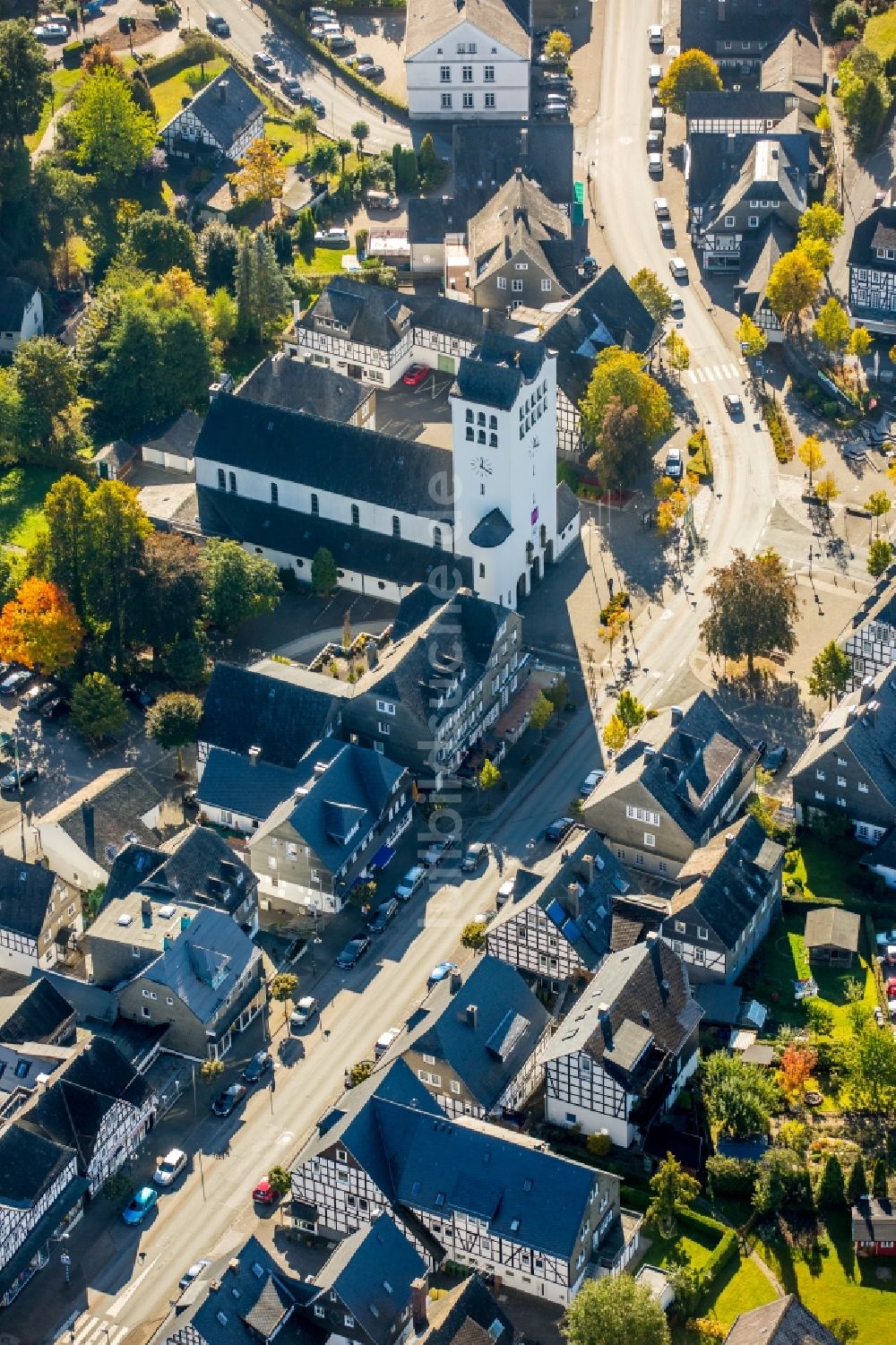 Schmallenberg von oben - Kirchengebäude vom katholischen Pfarramt St. Georg in Schmallenberg im Bundesland Nordrhein-Westfalen