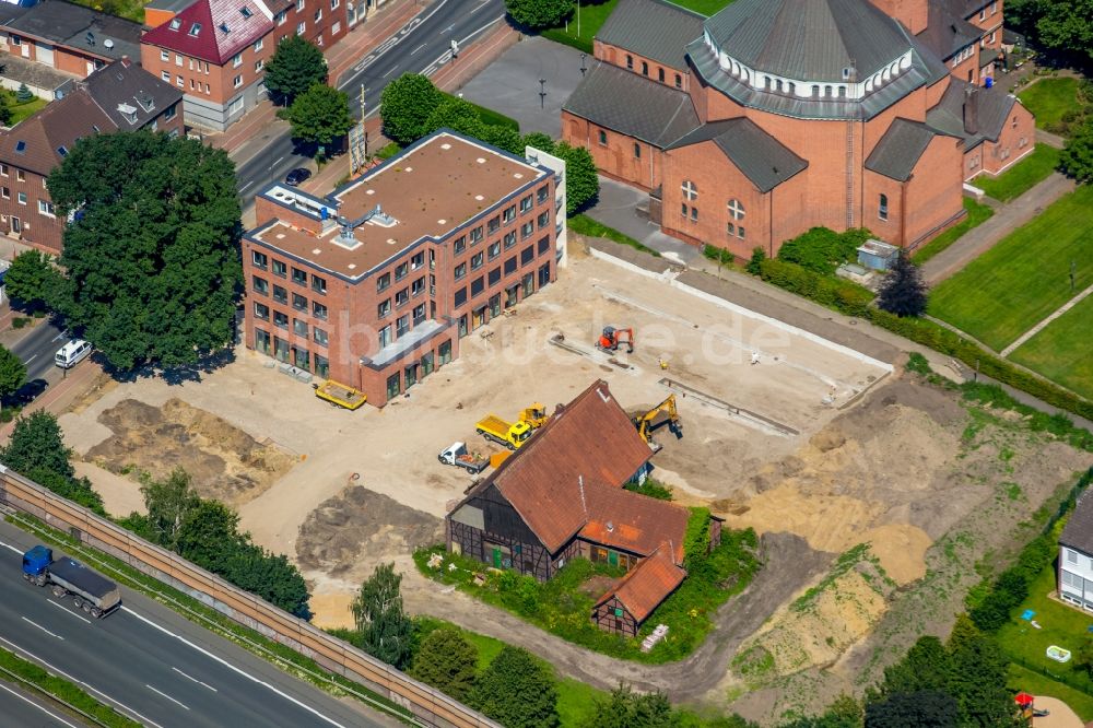 Luftaufnahme Gladbeck - Kirchengebäude der Katholischen Pfarramt Heilig Kreuz in Gladbeck im Bundesland Nordrhein-Westfalen