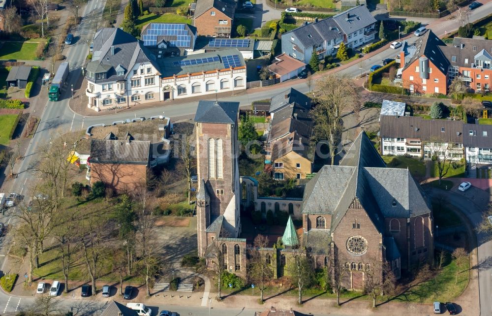 Dorsten von oben - Kirchengebäude der Katholischen Pfarrgemeinde St. Antonius Dorsten Hosterhausen in Dorsten im Bundesland Nordrhein-Westfalen, Deutschland