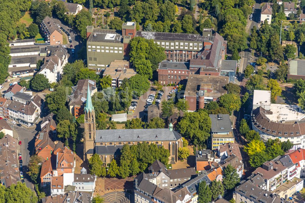 Luftaufnahme Essen - Kirchengebäude der Katholischen Pfarrgemeinde St. Dionysius in Essen im Bundesland Nordrhein-Westfalen - NRW, Deutschland