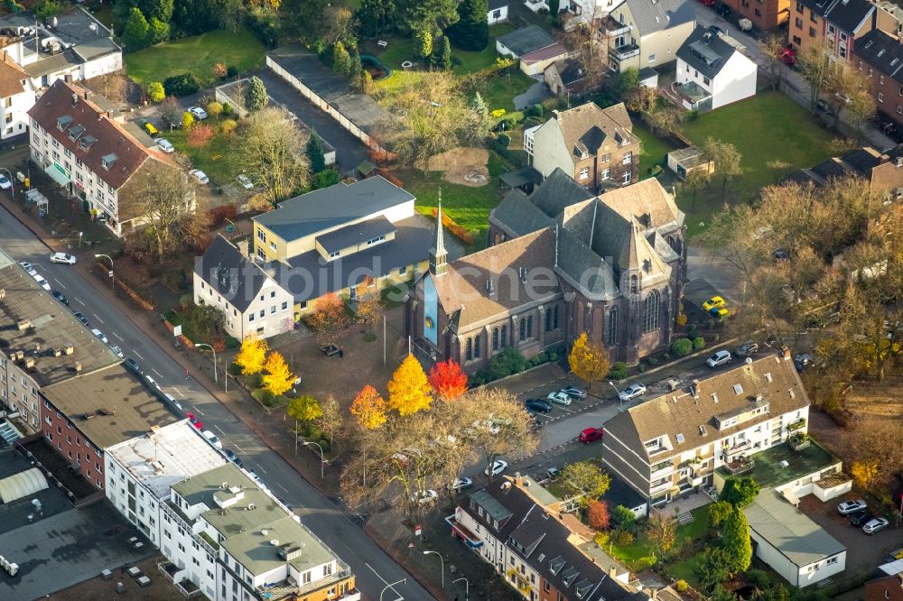 Duisburg aus der Vogelperspektive: Kirchengebäude der Katholischen Pfarrgemeinde St. Judas Thaddäus in Duisburg im Bundesland Nordrhein-Westfalen