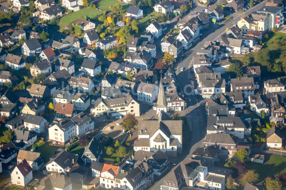 Luftbild Meschede - Kirchengebäude der Katholischen Pfarrgemeinde St. Nikolaus Freienohl in Meschede im Bundesland Nordrhein-Westfalen