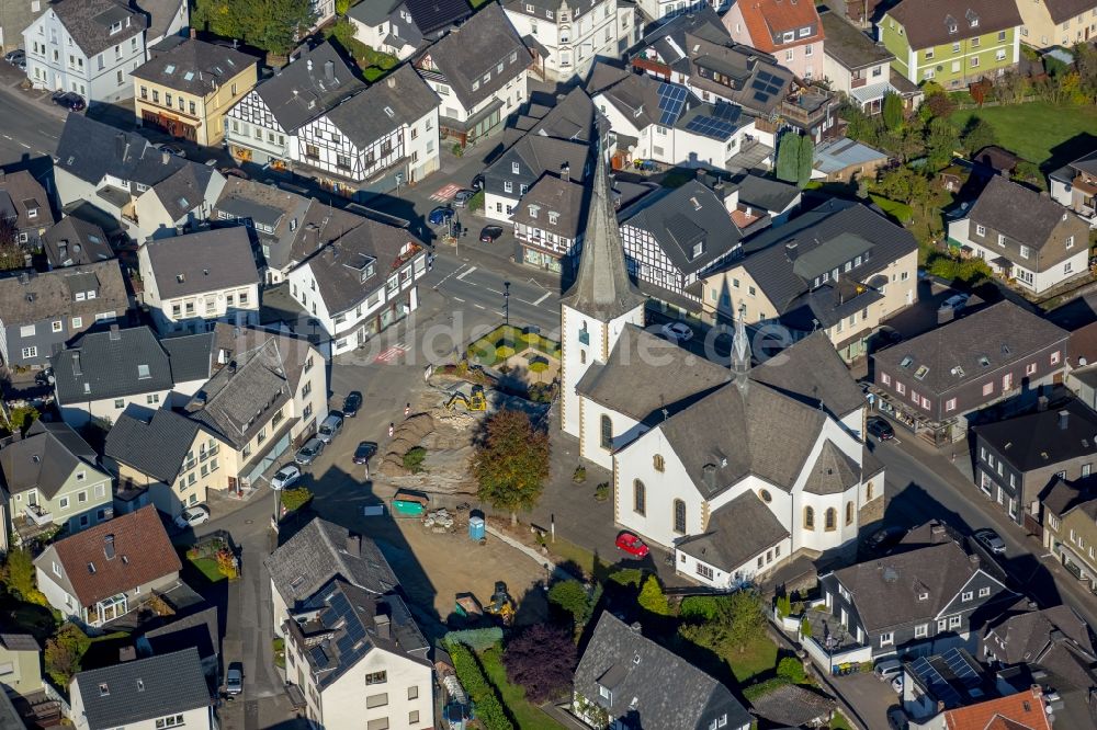 Luftaufnahme Meschede - Kirchengebäude der katholischen Pfarrgemeinde St.Nikolaus Freienohl in Meschede im Bundesland Nordrhein-Westfalen