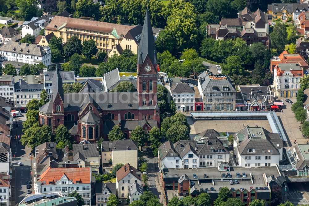 Luftaufnahme Neheim - Kirchengebäude der katholischen Pfarrkirche St. Johannes Baptist in Neheim im Bundesland Nordrhein-Westfalen, Deutschland