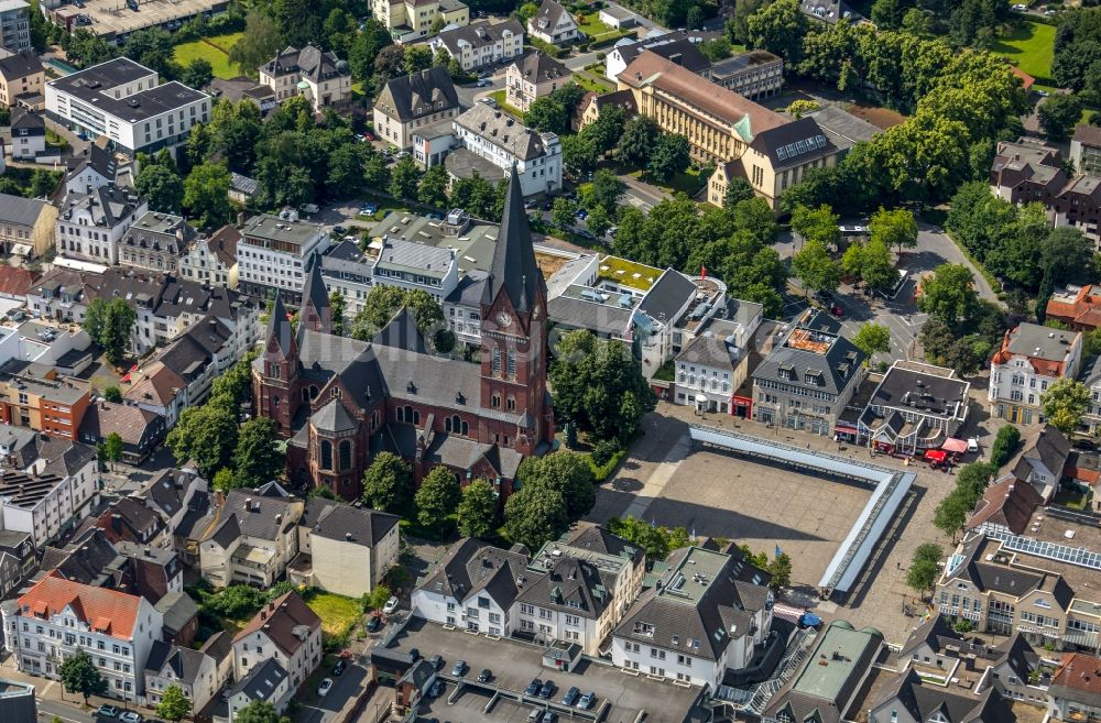 Neheim von oben - Kirchengebäude der katholischen Pfarrkirche St. Johannes Baptist in Neheim im Bundesland Nordrhein-Westfalen, Deutschland