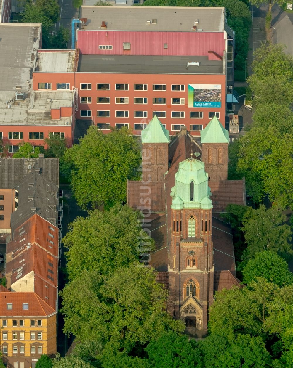 Gelsenkirchen von oben - Kirchengebäude der katholischen Pfarrkirche St. Mariä Himmelfahrt in Gelsenkirchen im Bundesland Nordrhein-Westfalen