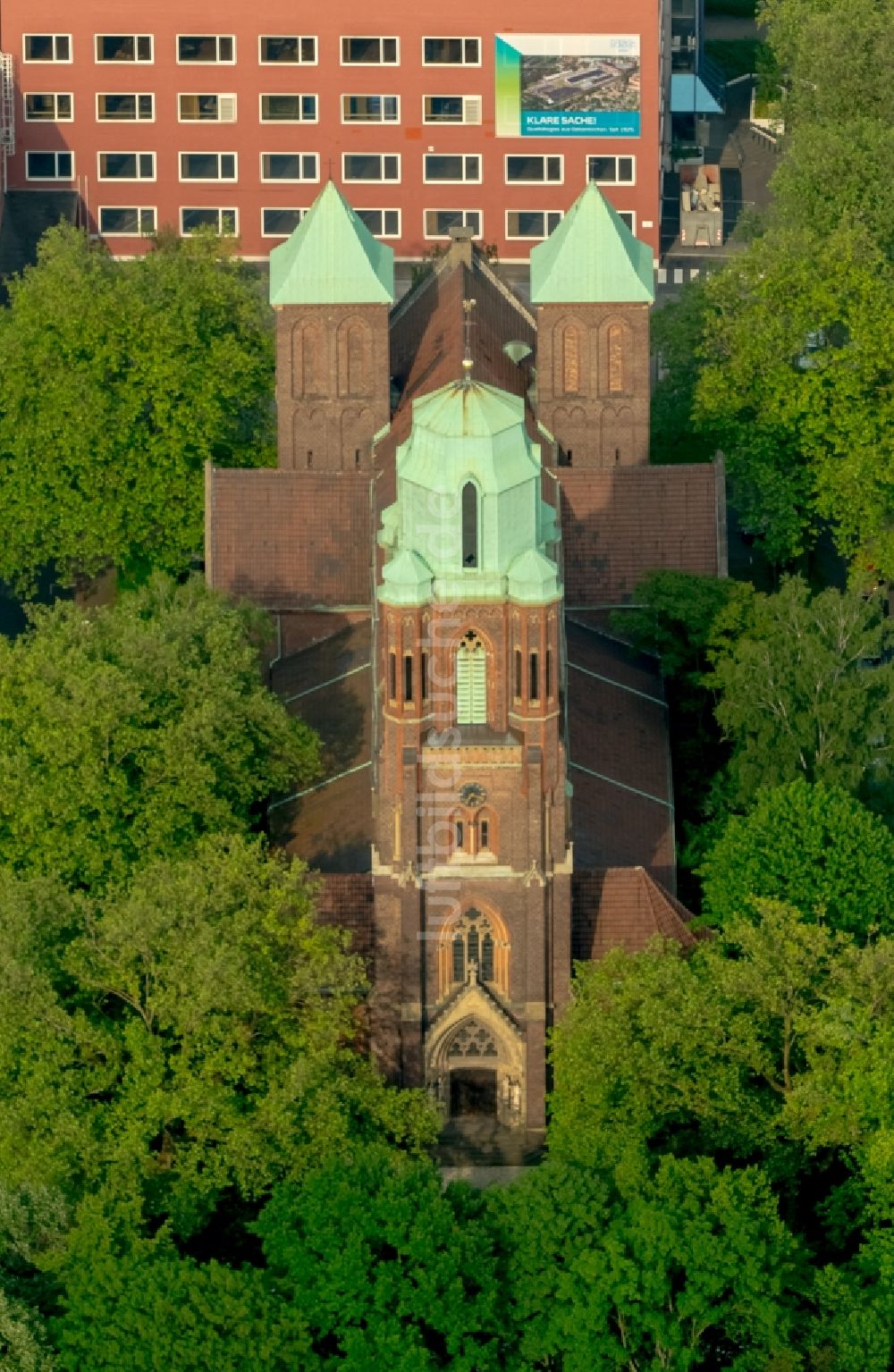 Gelsenkirchen aus der Vogelperspektive: Kirchengebäude der katholischen Pfarrkirche St. Mariä Himmelfahrt in Gelsenkirchen im Bundesland Nordrhein-Westfalen