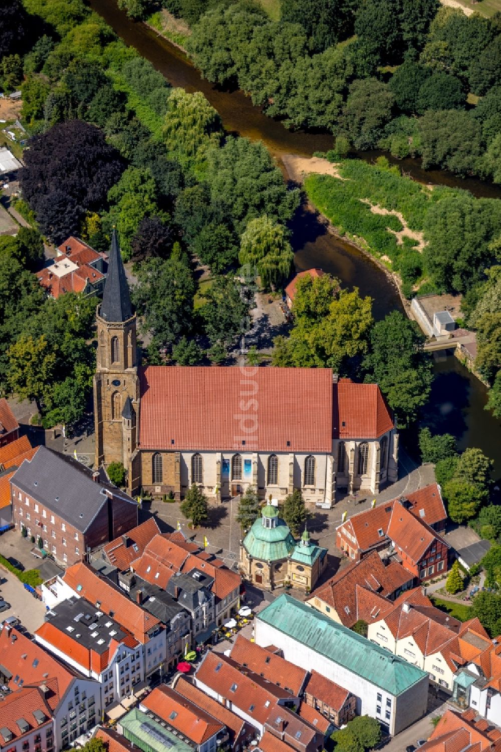 Luftaufnahme Telgte - Kirchengebäude der katholischen Propsteikirche Sankt Clemens in Telgte im Bundesland Nordrhein-Westfalen, Deutschland