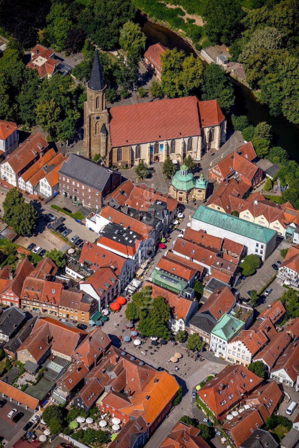 Telgte von oben - Kirchengebäude der katholischen Propsteikirche Sankt Clemens in Telgte im Bundesland Nordrhein-Westfalen, Deutschland