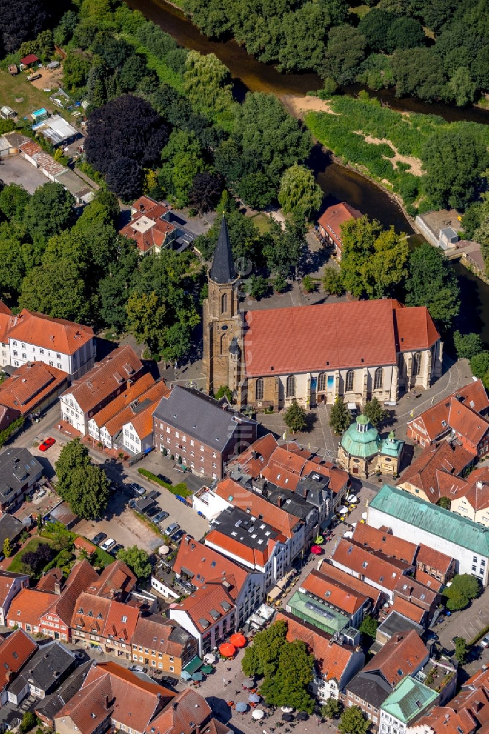 Luftaufnahme Telgte - Kirchengebäude der katholischen Propsteikirche Sankt Clemens in Telgte im Bundesland Nordrhein-Westfalen, Deutschland