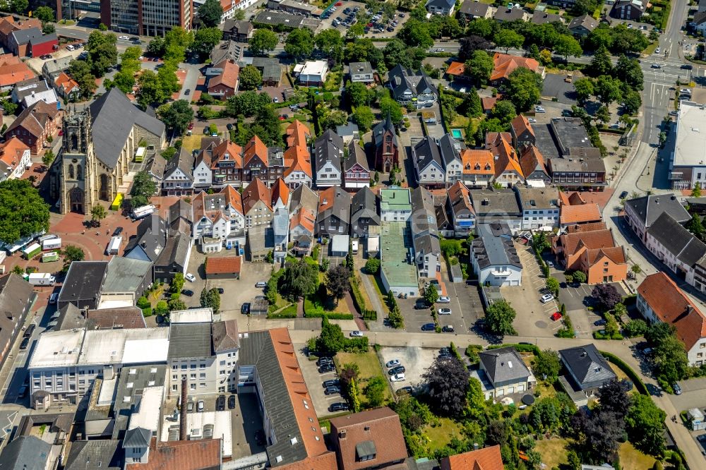 Luftaufnahme Oelde - Kirchengebäude der katholischen Sankt Johannes Kirche im Altstadt- Zentrum in Oelde im Bundesland Nordrhein-Westfalen, Deutschland