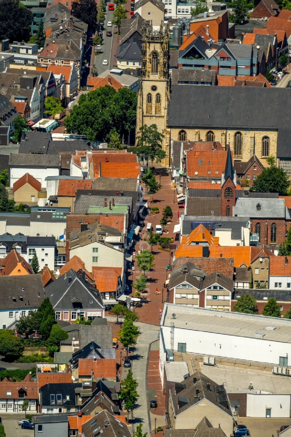 Oelde von oben - Kirchengebäude der katholischen Sankt Johannes Kirche im Altstadt- Zentrum in Oelde im Bundesland Nordrhein-Westfalen, Deutschland