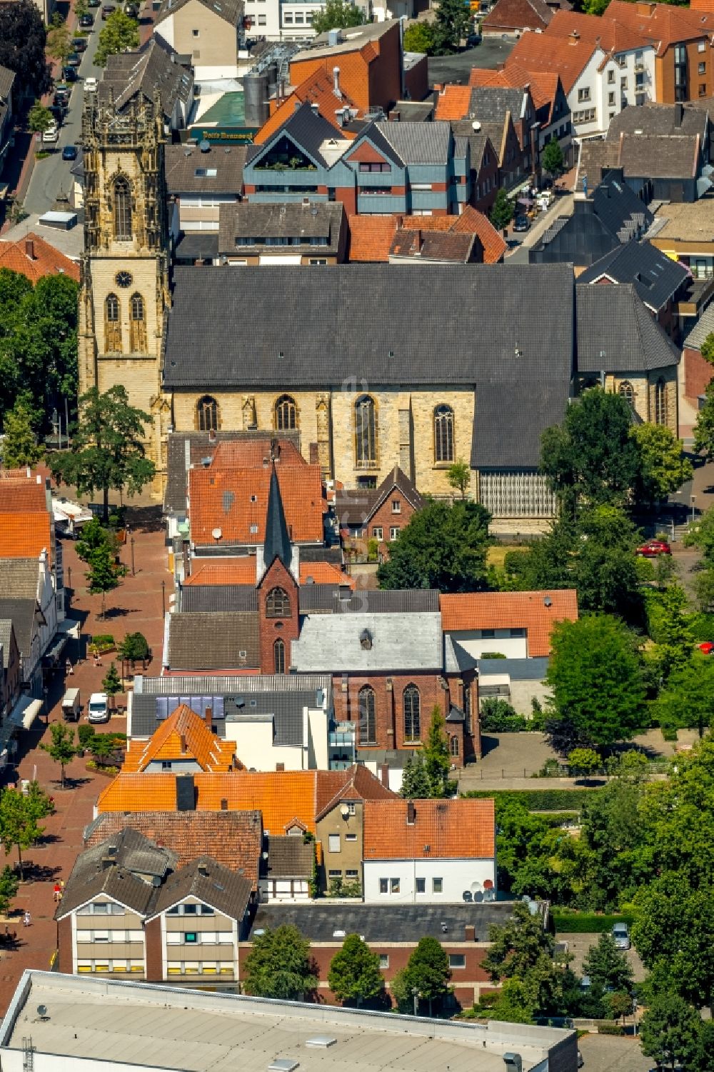 Luftaufnahme Oelde - Kirchengebäude der katholischen Sankt Johannes Kirche im Altstadt- Zentrum in Oelde im Bundesland Nordrhein-Westfalen, Deutschland