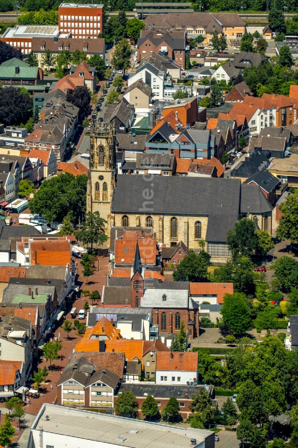 Oelde aus der Vogelperspektive: Kirchengebäude der katholischen Sankt Johannes Kirche im Altstadt- Zentrum in Oelde im Bundesland Nordrhein-Westfalen, Deutschland