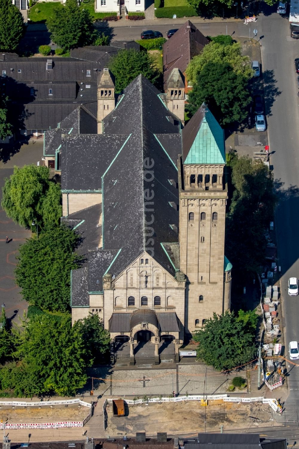 Gelsenkirchen von oben - Kirchengebäude der Katholischen Sankt Ludgeri Kirche im Altstadt- Zentrum in Gelsenkirchen-Buer im Bundesland Nordrhein-Westfalen