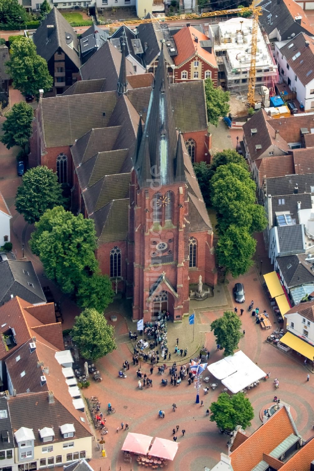 Haltern am See von oben - Kirchengebäude der katholischen St. Sixtus Kirche am Marktplatz in Haltern am See im Bundesland Nordrhein-Westfalen