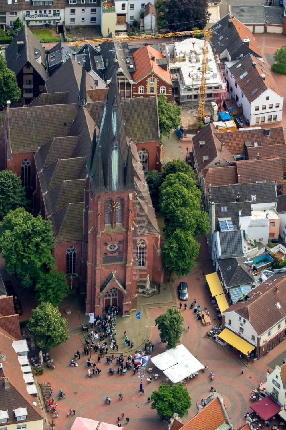 Haltern am See aus der Vogelperspektive: Kirchengebäude der katholischen St. Sixtus Kirche am Marktplatz in Haltern am See im Bundesland Nordrhein-Westfalen