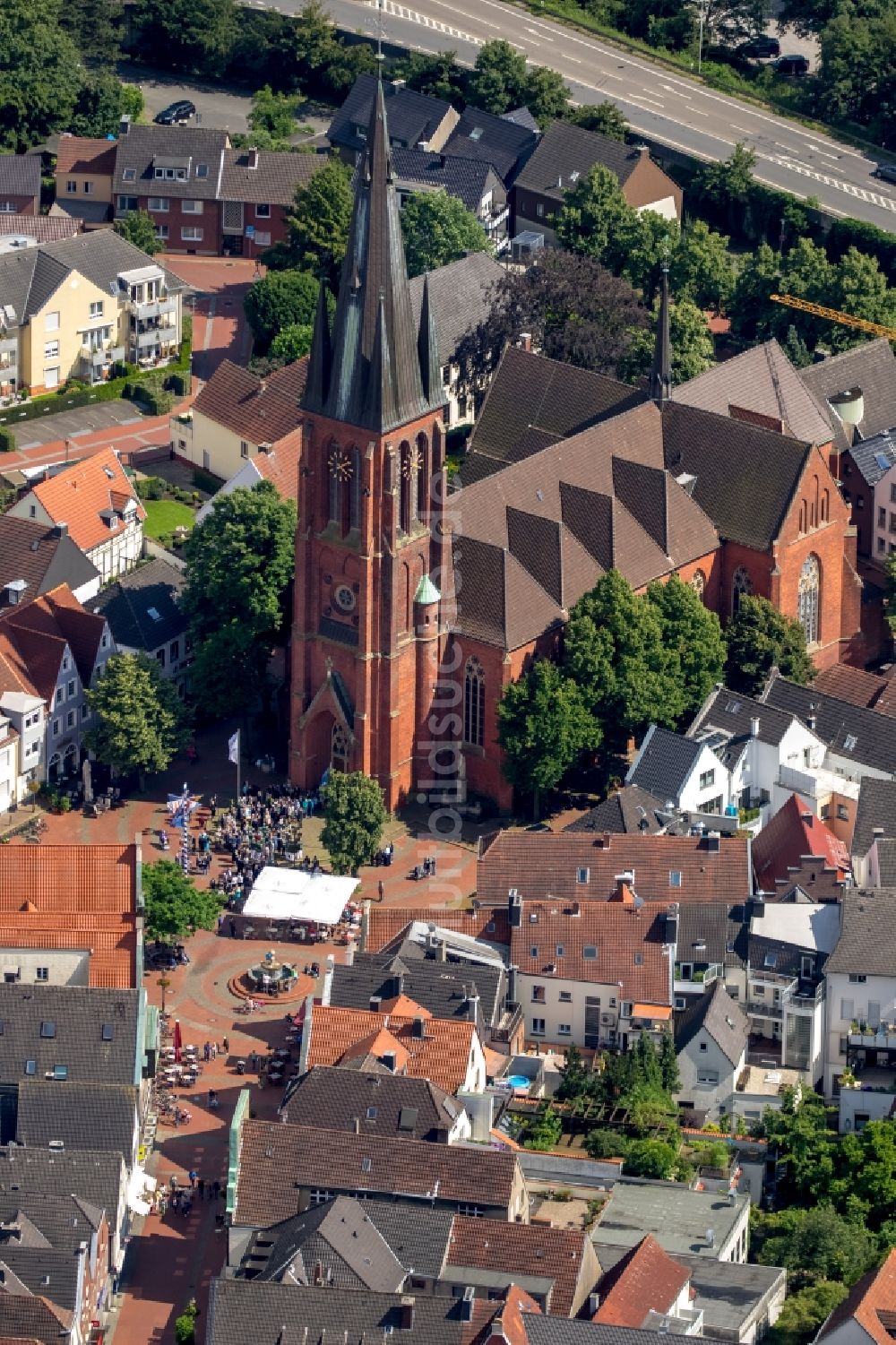 Luftaufnahme Haltern am See - Kirchengebäude der katholischen St. Sixtus Kirche am Marktplatz in Haltern am See im Bundesland Nordrhein-Westfalen