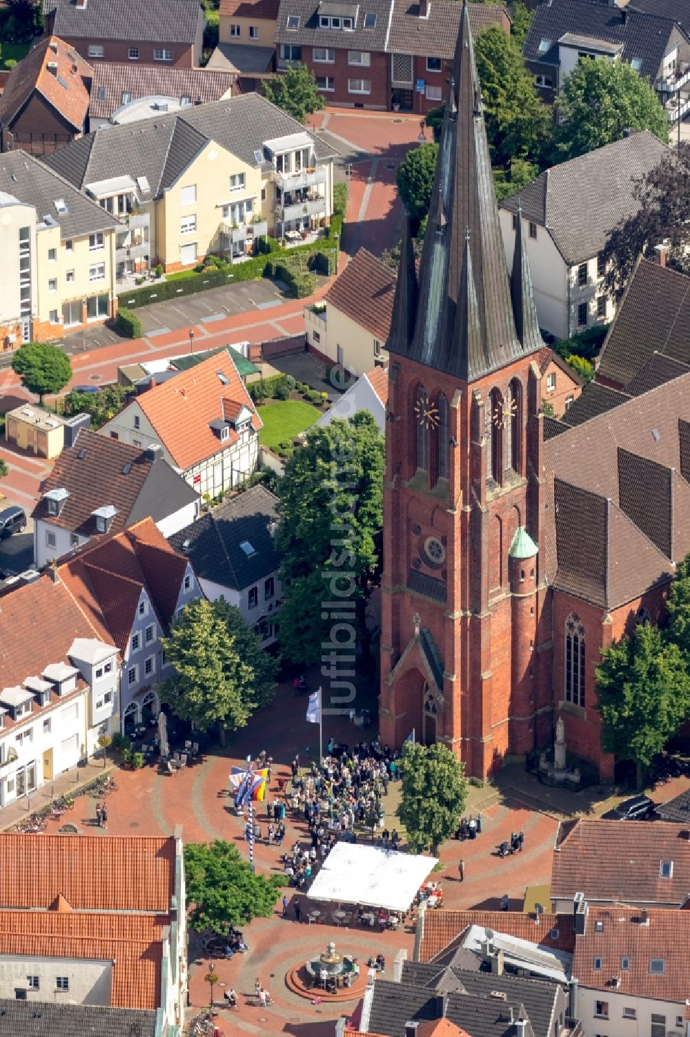 Haltern am See von oben - Kirchengebäude der katholischen St. Sixtus Kirche am Marktplatz in Haltern am See im Bundesland Nordrhein-Westfalen